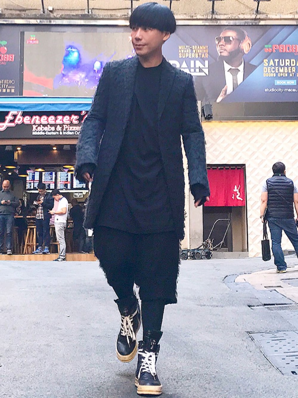 「黒スキニー、ootd、STYLE、look、RICK OWENS、rick owens X chrome hearts」｜「Rick Owensのアイテム（スーツジャケット、ブラック系）」を使った、Iam Will Iamさん（メンズ・176cm）の冬コーディネートの1枚目の写真