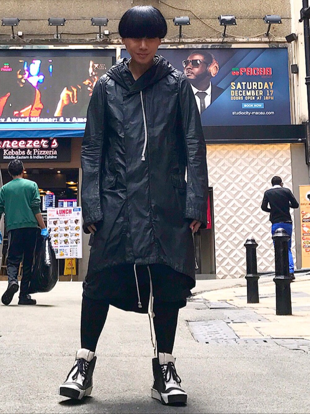 「ootd、STYLE、look、RICK OWENS、drkshdw、boris bidjan saberi」｜「DRKSHDW by RICK OWENSのアイテム（ピーコート、ブラック系）」を使った、Iam Will Iamさん（メンズ・176cm）の冬コーディネートの1枚目の写真