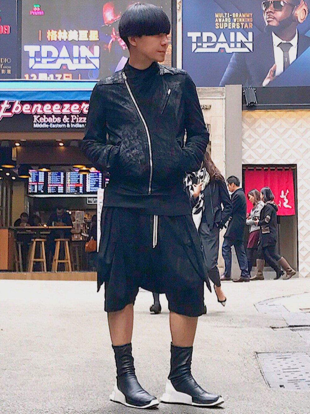 「ootd、look、STYLE、RICK OWENS、RickOwens×adidas」｜「Rick Owensのアイテム（ムートンコート、ブラック系）」を使った、Iam Will Iamさん（メンズ・176cm）の冬コーディネートの1枚目の写真