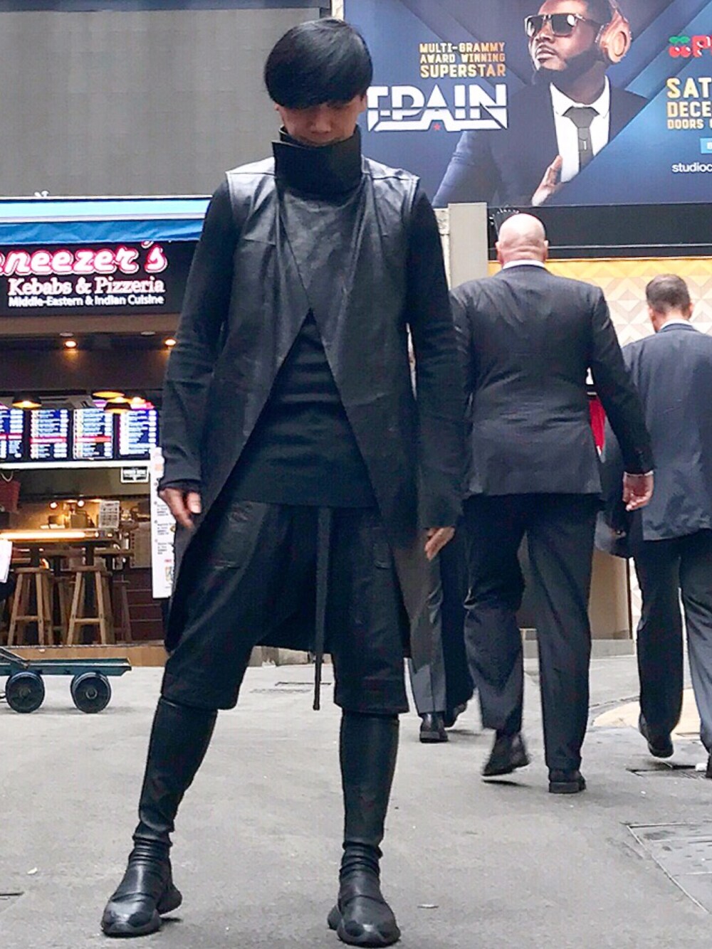「ootd、look、STYLE、RICK OWENS、RickOwens×adidas、JULIUS」｜「Rick Owensのアイテム（ムートンコート、ブラック系）」を使った、Iam Will Iamさん（メンズ・176cm）の冬コーディネートの1枚目の写真
