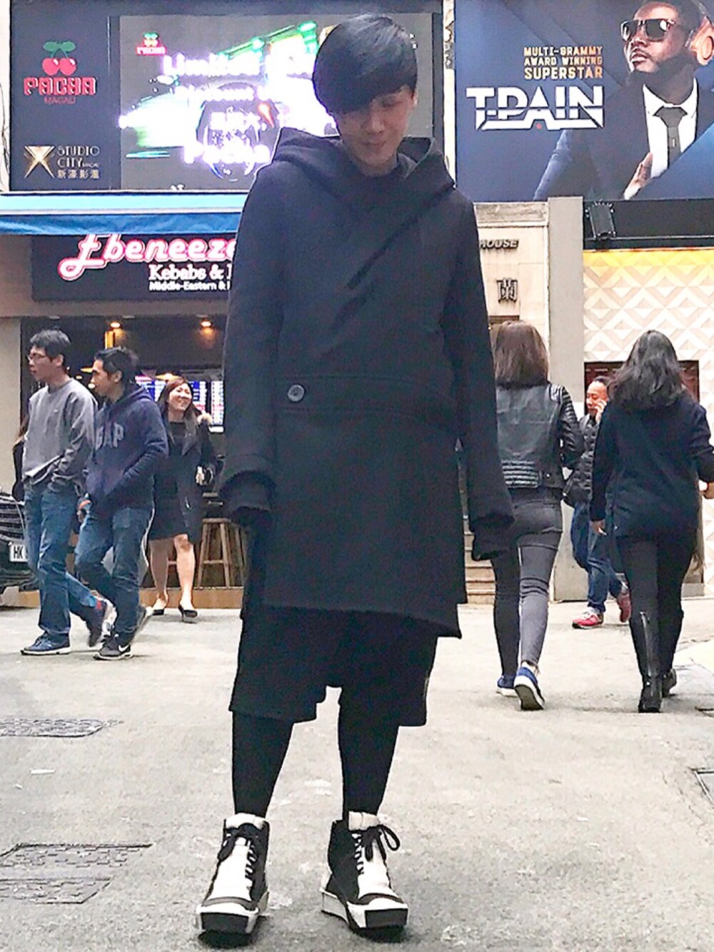 「ootd、look、STYLE、RICK OWENS、drkshdw、boris bidjan saberi」｜「Rick Owensのアイテム（ダッフルコート、ブラック系）」を使った、Iam Will Iamさん（メンズ・176cm）の冬コーディネートの1枚目の写真