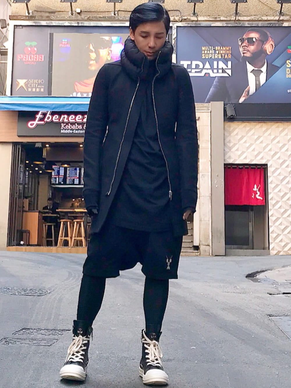「ootd、look、STYLE、RICK OWENS、drkshdw、rick owens X chrome hearts」｜「Rick Owensのアイテム（ダッフルコート、ブラック系）」を使った、Iam Will Iamさん（メンズ・176cm）の冬コーディネートの1枚目の写真