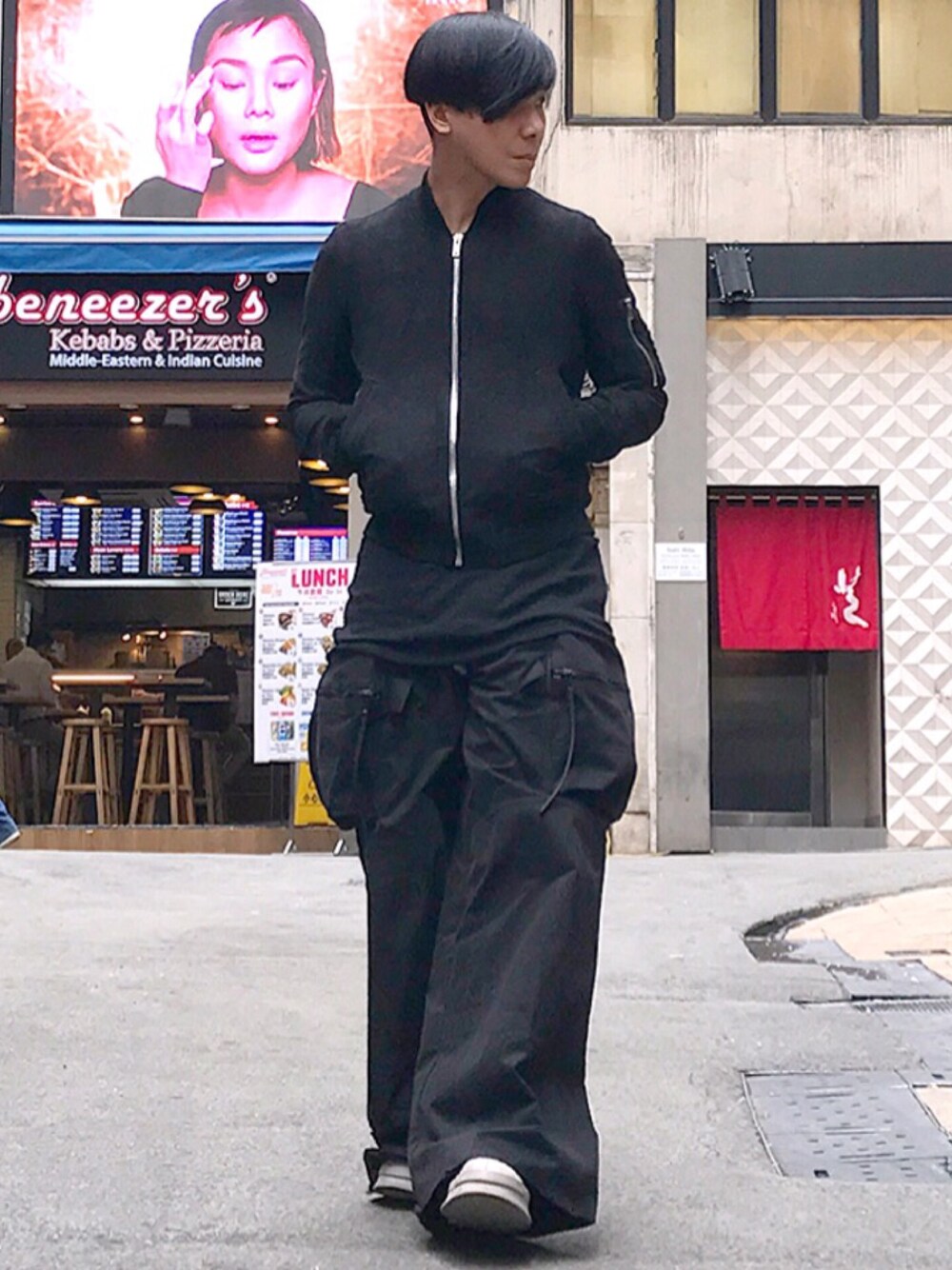 「ootd、outfit、look、STYLE、RICK OWENS、RickOwens×adidas」｜「Rick Owensのアイテム（スタジャン、ブラック系）」を使った、Iam Will Iamさん（メンズ・176cm）の春コーディネートの1枚目の写真