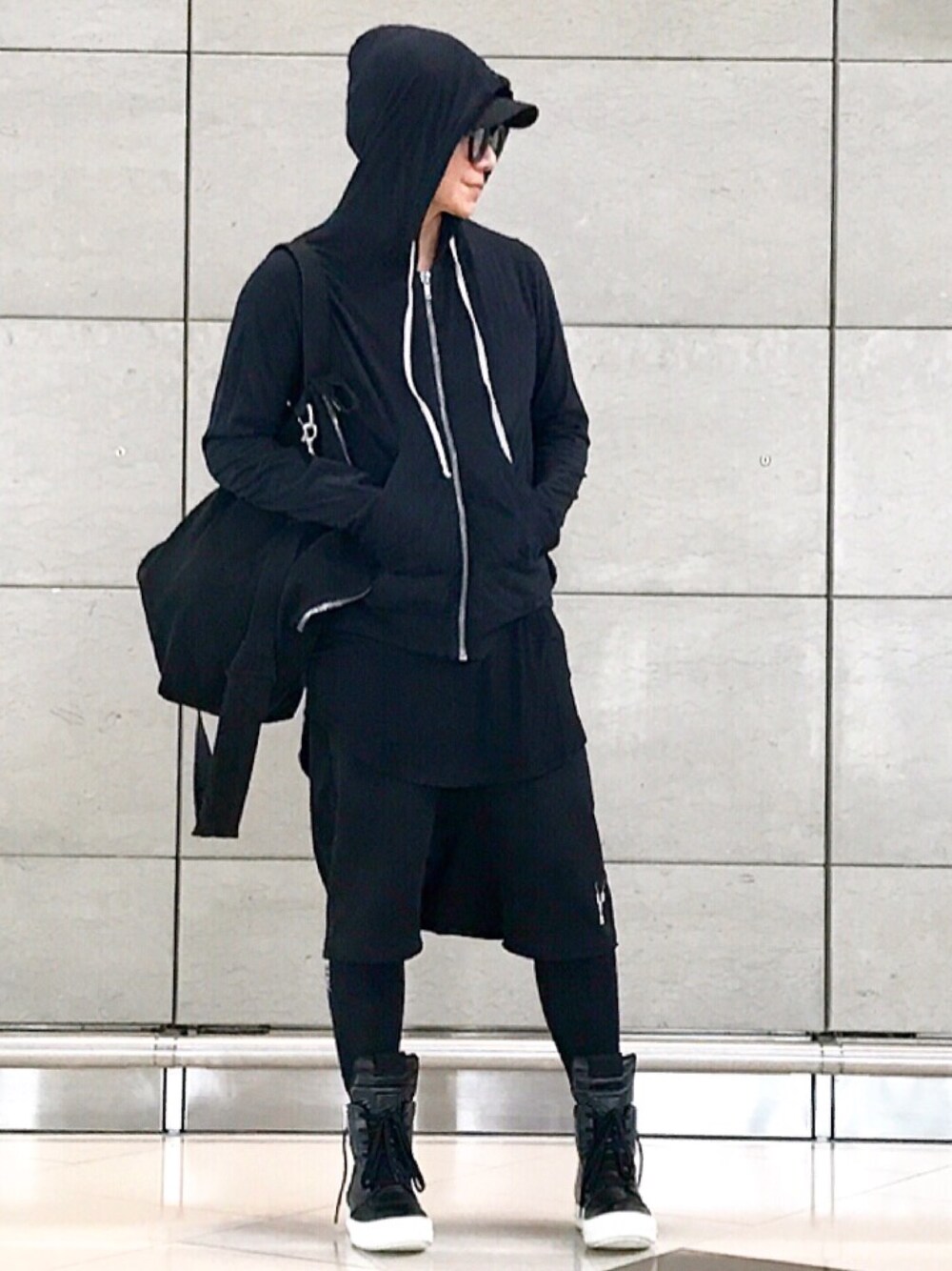 「ootd、outfit、streetstyle、STYLE、look、RICK OWENS、drkshdw」｜「DRKSHDW by RICK OWENSのアイテム（ジャージ、ブラック系）」を使った、Iam Will Iamさん（メンズ・176cm）の春コーディネートの1枚目の写真