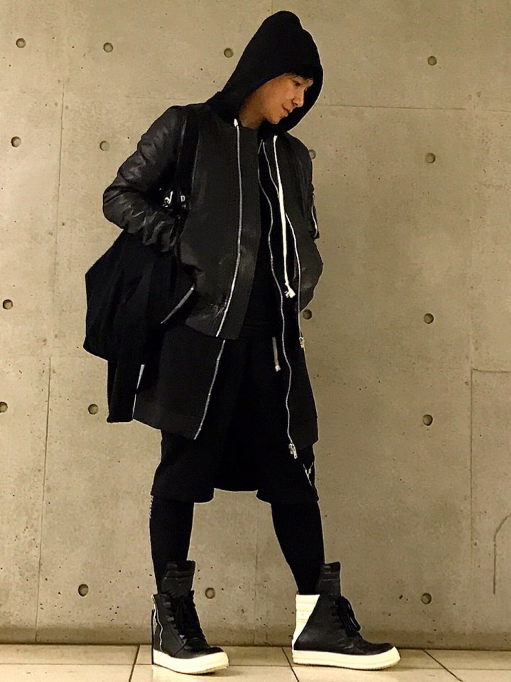 「ootd、outfit、look、STYLE、RICK OWENS、drkshdw」｜「Rick Owensのアイテム（スタジャン、ブラック系）」を使った、Iam Will Iamさん（メンズ・176cm）の春コーディネートの1枚目の写真