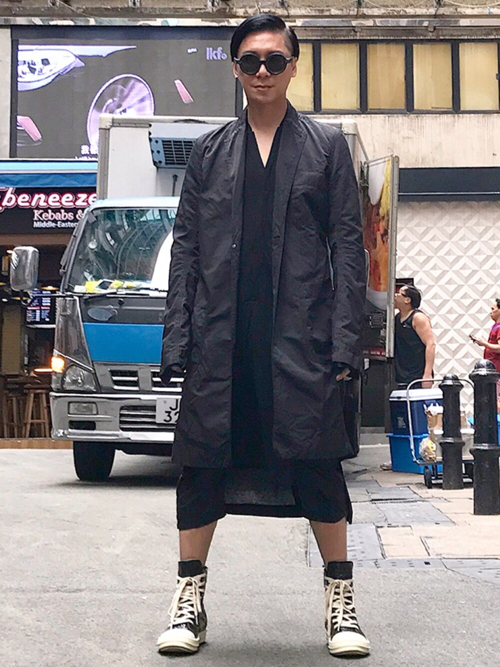 「ootd、outfit、STYLE、look、RICK OWENS、julius_7、drkshdw」｜「DRKSHDW by RICK OWENSのアイテム（トレンチコート、ブラック系）」を使った、Iam Will Iamさん（メンズ・176cm）の春コーディネートの1枚目の写真