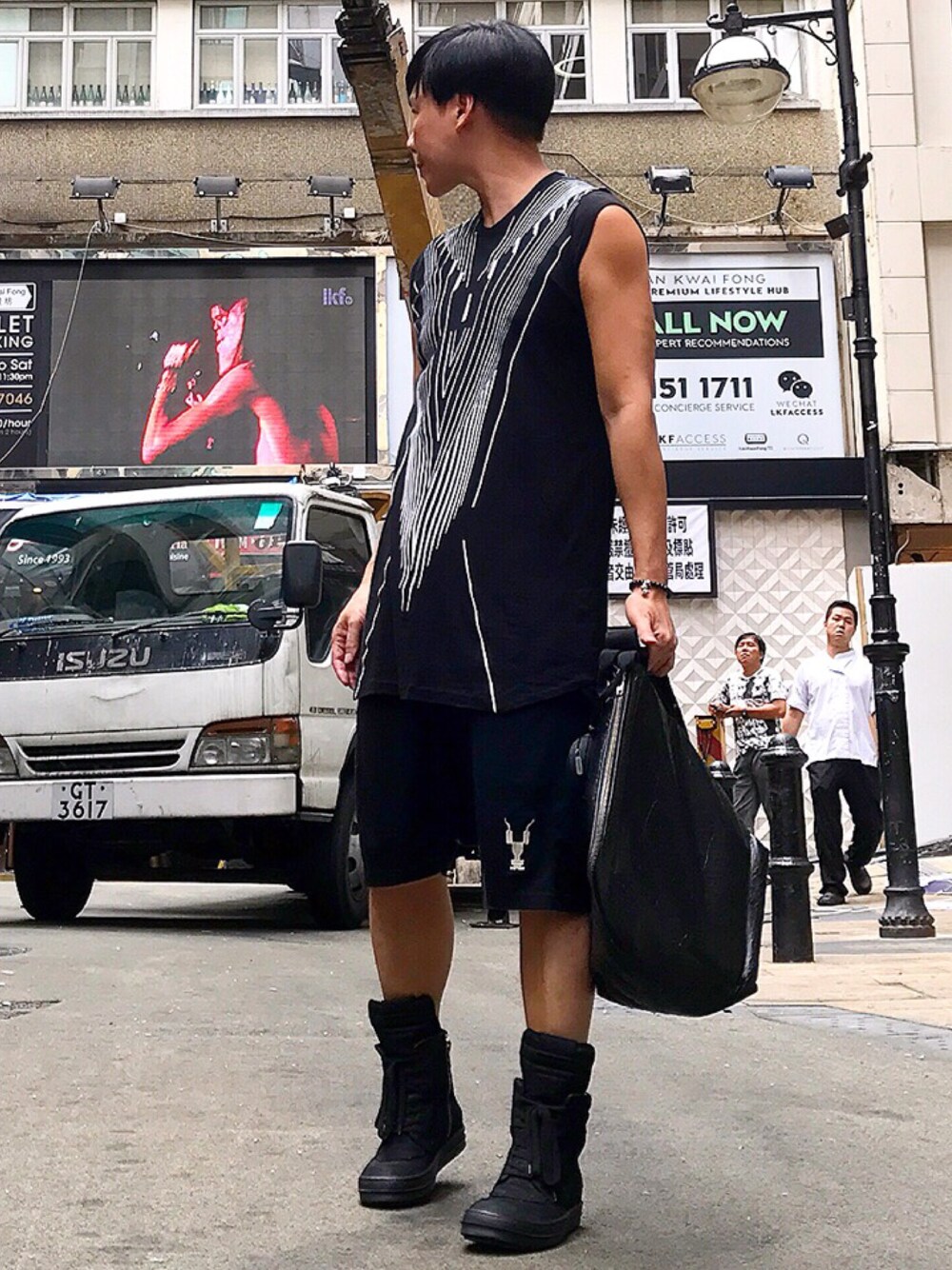 「ootd、STYLE、look、RICK OWENS、drkshdw、JULIUS」｜「JULIUSのアイテム（Tシャツ/カットソー、ブラック系）」を使った、Iam Will Iamさん（メンズ・176cm）の夏コーディネートの1枚目の写真