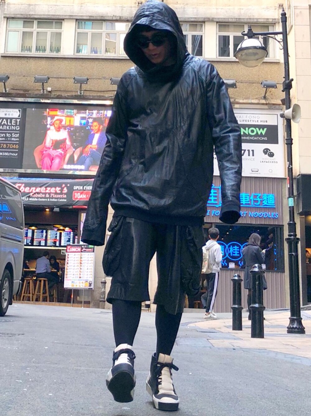 「ootd、like、STYLE、JULIUS、boris bidjan saberi、RICK OWENS」｜「JULIUSのアイテム（カーゴパンツ、ブラック系）」を使った、Iam Will Iamさん（メンズ・176cm）の冬コーディネートの1枚目の写真