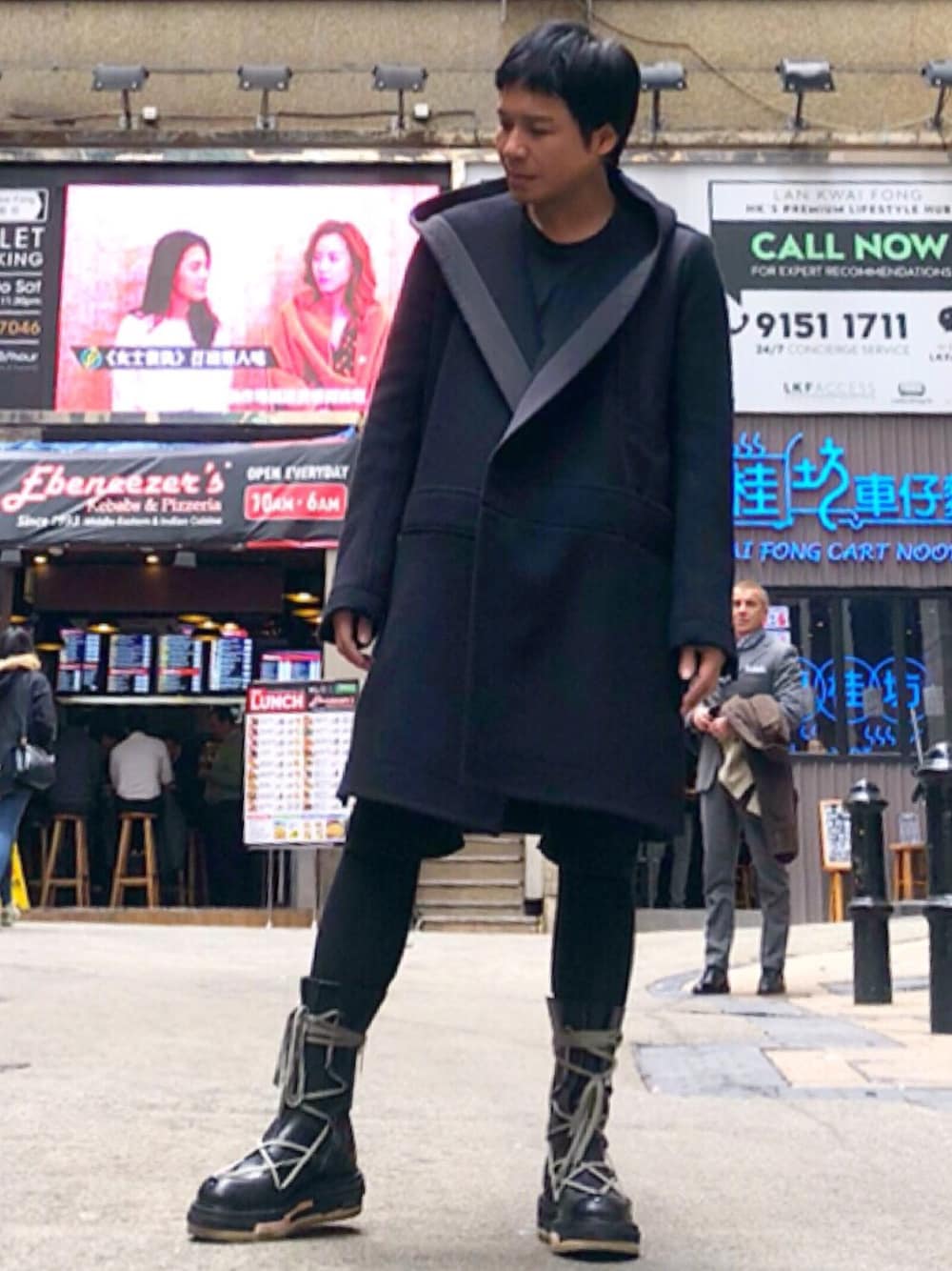 ブラック系のダッフルコート、ブラック系のブーツを着用したメンズの冬コーディネートの1枚目の写真