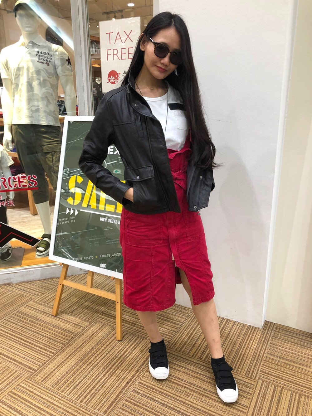 「タイトスカート、レザー、レザージャケット、AVIREX、スニーカーコーデ、大人女子、ootd、ワンピース×スニーカー、AVIREXBelle、ファッションの力を信じよう」｜「AVIREXのAVIREX/ アヴィレックス/ CHINO JUMPER DRESS/ チノ ジャンパー ドレス/ ジャンプスカート（スカート、レッド系）」を使った、SYKさん（レディース・164cm）の夏コーディネートの1枚目の写真
