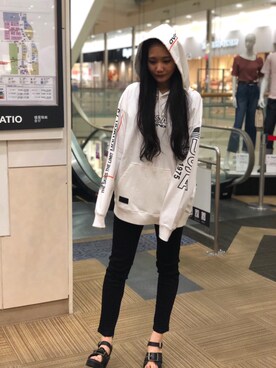 「AVIREX（アヴィレックス）のヴァーシティ プルオーバーパーカー/ VARSITY PULLOVER PARKA（パーカー、ホワイト系）」を使った、SYKさん（レディース・164cm）の夏コーディネート