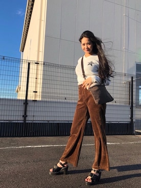 「AVIREX（アヴィレックス）のミニワッフル Vネック Tシャツ/ MINI WAFFLE V-NECK T-SHIRTS'ACE'（Tシャツ/カットソー、ホワイト系）」を使った、SYKさん（レディース・164cm）の秋コーディネート