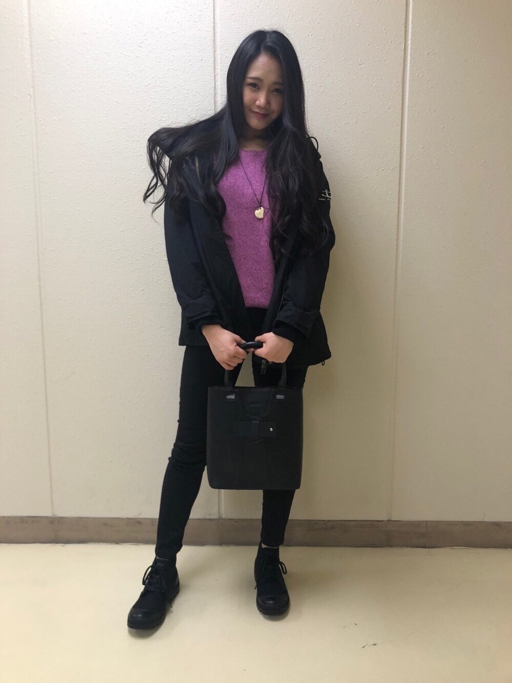 「ブラック、AVIREX、黒、スニーカーコーデ、大人コーデ、ootd、オトナカジュアル、AVIREXBelle、ファッションの力を信じよう、ラブアンドピース2020」｜「AVIREXのウォッシャブルファティーグニット/ WASHABLE FATIGUE KNIT（ニット/セーター、パープル系）」を使った、SYKさん（レディース・164cm）の秋コーディネートの1枚目の写真