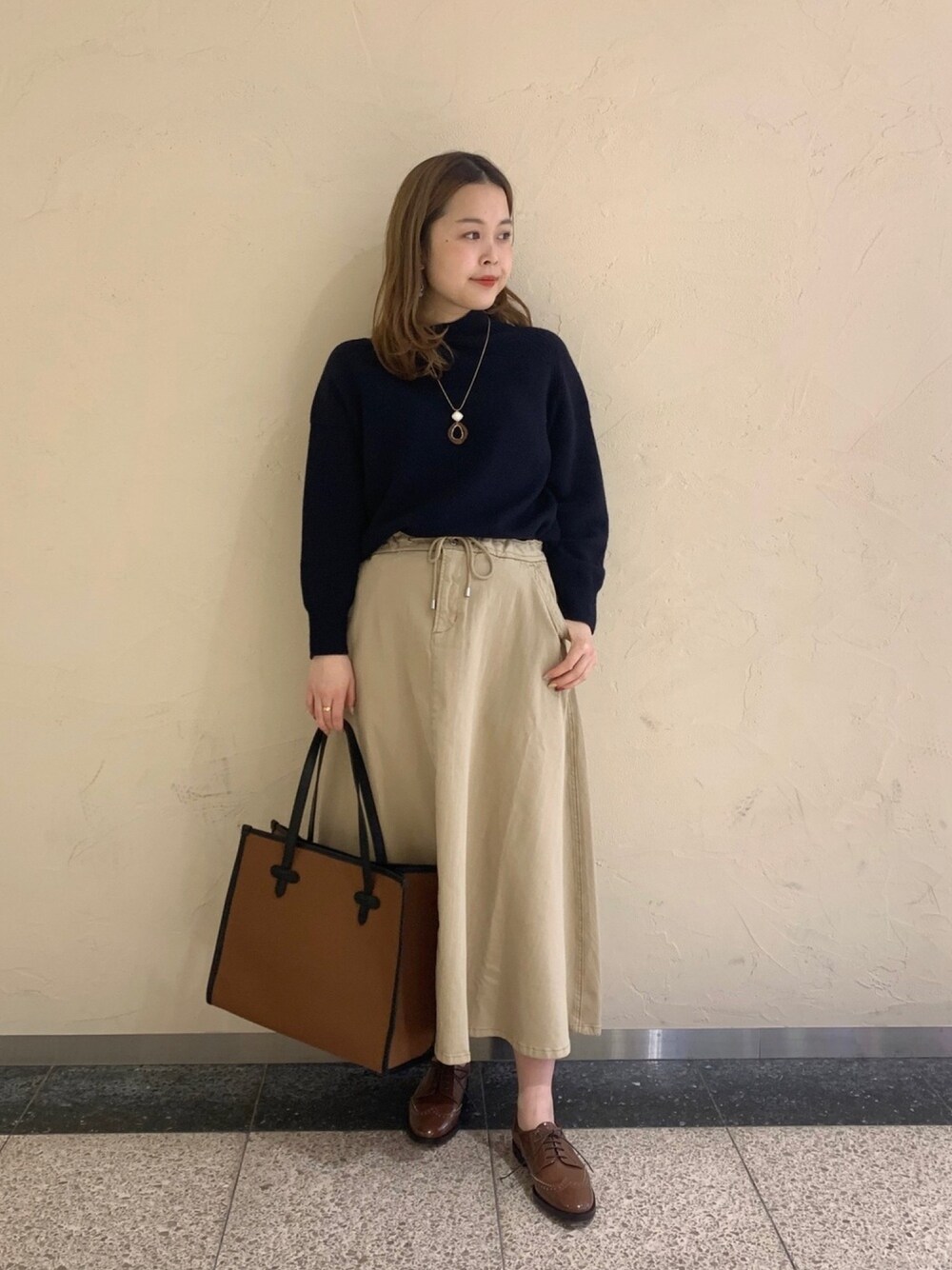 「私の推しブランド、カジュアルコーデ、休日スタイル、高身長女子、高身長コーデ、デートスタイル（WOMEN）、スカート、ニット、モナーム」｜「un dix corsの【Moname(モナーム)・手洗い可】イージーフレアスカート（スカート、ベージュ系）」を使った、undmaimaiさん（レディース・163cm）の冬コーディネートの1枚目の写真