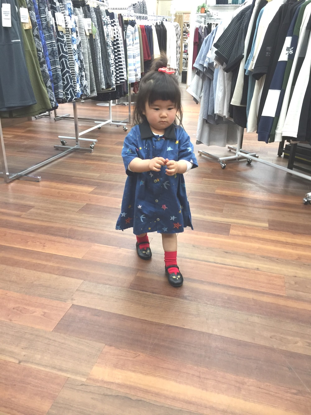 「キッズコーデ、90cm、2歳」｜「Handmadeのアイテム（シャツワンピース、ブルー系）」を使った、KORINさん（レディース・155cm）の春コーディネートの1枚目の写真