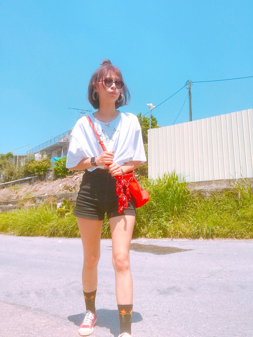 ホワイト系のTシャツ/カットソー、レッド系のハンドバッグ、ブラック系のデニムパンツを着用したレディースの秋コーディネートの1枚目の写真