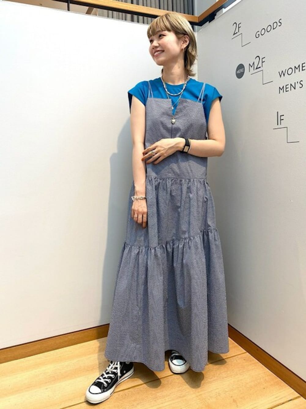 「シップス フォー ウィメン(SHIPS for women)、シアサッカー、キャミワンピ、大人かわいい、フレンチスリーブ、青Tシャツ、ティアードワンピース」｜「SHIPSのアシャオーガニックコットンフレンチスリーブTEE◆（Tシャツ/カットソー、ブルー系）」を使った、鈴木さん（レディース・156cm）の夏コーディネートの1枚目の写真