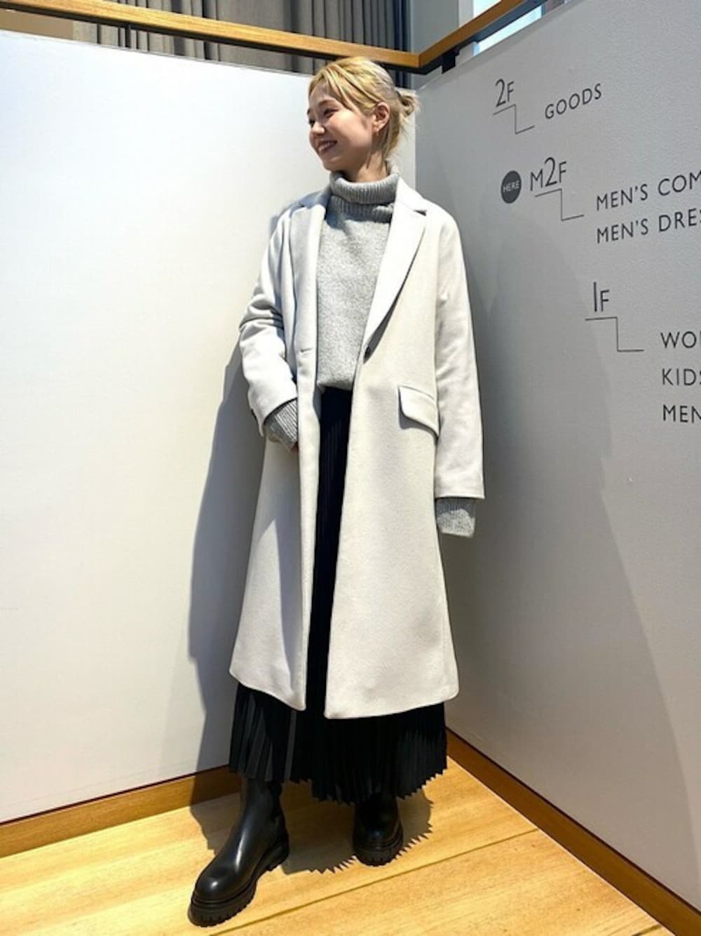 「シンプル、チェスターコート、グレー、冬コーデ、ロングコート、大人カジュアル、プリーツスカート、モノクロ、SHIPS for women、チェルシーブーツ」｜「SHIPSのPrimary NavyLabel:デニムライクプリント プリーツスカート（スカート、ブラック系）」を使った、鈴木さん（レディース・156cm）の秋コーディネートの1枚目の写真