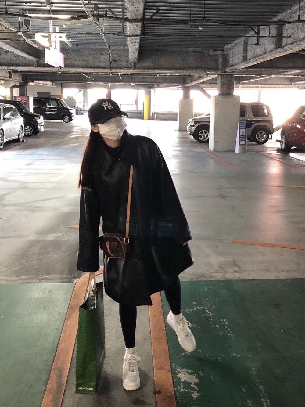 「NIKE、ニューエラ、キャップ、レザージャケット、おしゃれさんと繋がりたい、韓国ファッション、韓国コーデ、着回しコーデ、オトナカジュアル、ブラック」｜「MOUSSYのF/LEATHER A LINE ジャケット（テーラードジャケット、ブラック系）」を使った、mahaloさん（レディース・154cm）の冬コーディネートの1枚目の写真