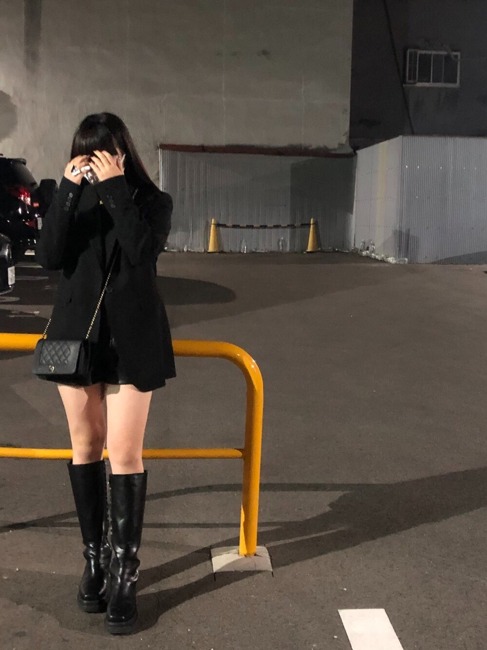 「ジャケット、オトナカジュアル、ブラックコーデ、ブラック、韓国ファッション、モード、モード系、はるコーデ、プチプラコーデ、キレイめカジュアル」｜「SLYのCHUNKY SOLE KNEE ブーツ/チャンキーソールニーブーツ（ブーツ、ブラック系）」を使った、mahaloさん（レディース・154cm）の冬コーディネートの1枚目の写真