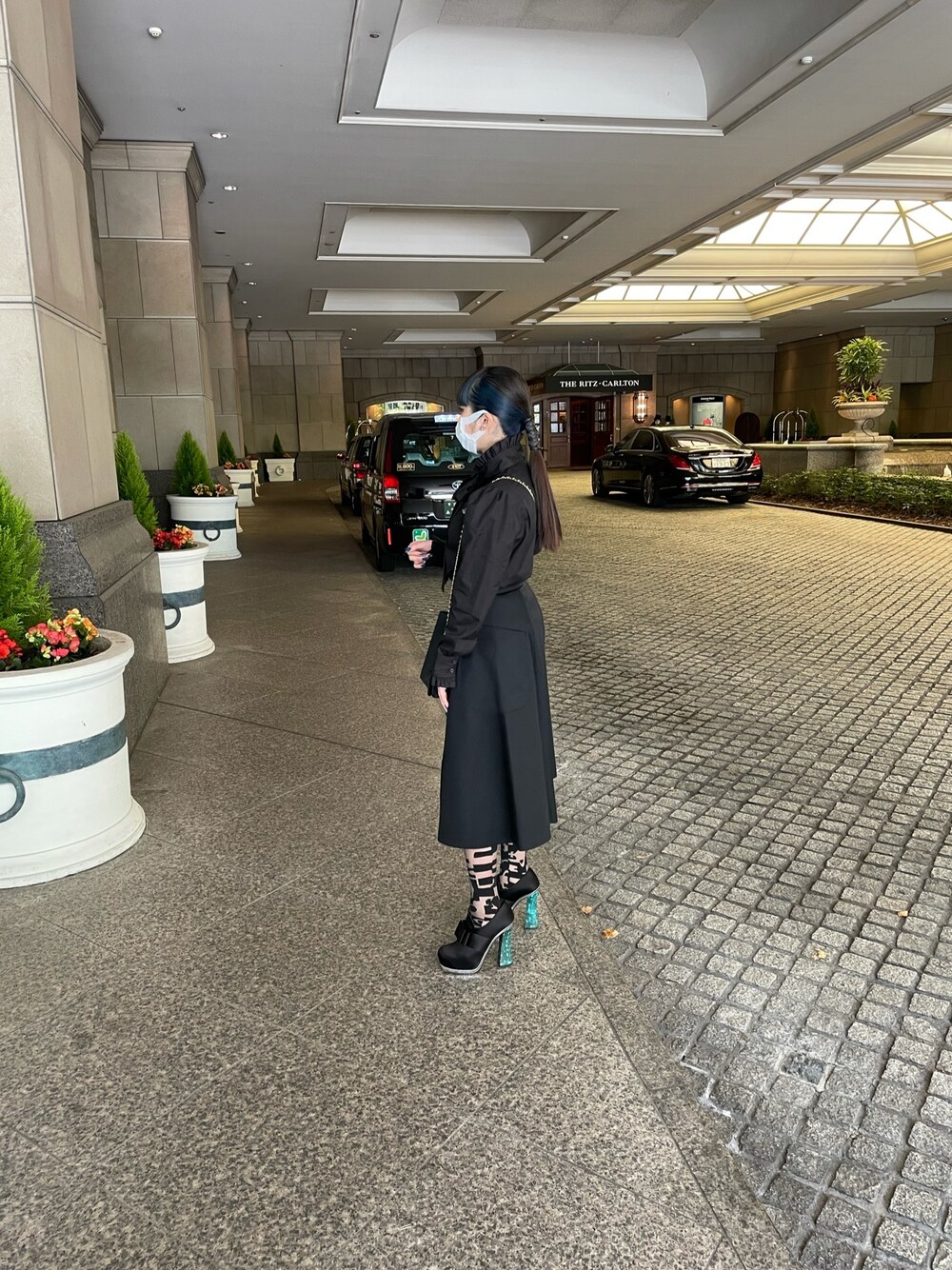 「Vivienne Westwood、モード、ブラック、ブラックコーデ、スカート、ブラウス、シンプルコーデ、お洒落さんとつながりたい、きれいめカジュアル、モノトーン」｜「MIUMIUのアイテム（シューズ、ブラック系）」を使った、mahaloさん（レディース・154cm）の春コーディネートの1枚目の写真