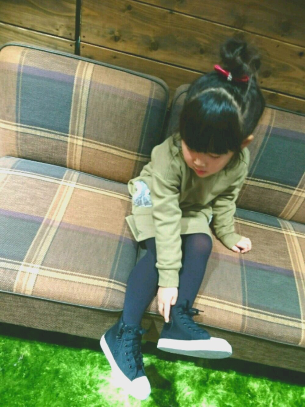 「女の子、休日スタイル、シンプル、キッズファッション、キッズコーデ、女の子コーデ、カーキ」｜「apres les coursのリボンモチーフあったかトレーナーワンピ（ワンピース、グリーン系）」を使った、riiiiinyaさん（キッズ・100cm）の冬コーディネートの1枚目の写真