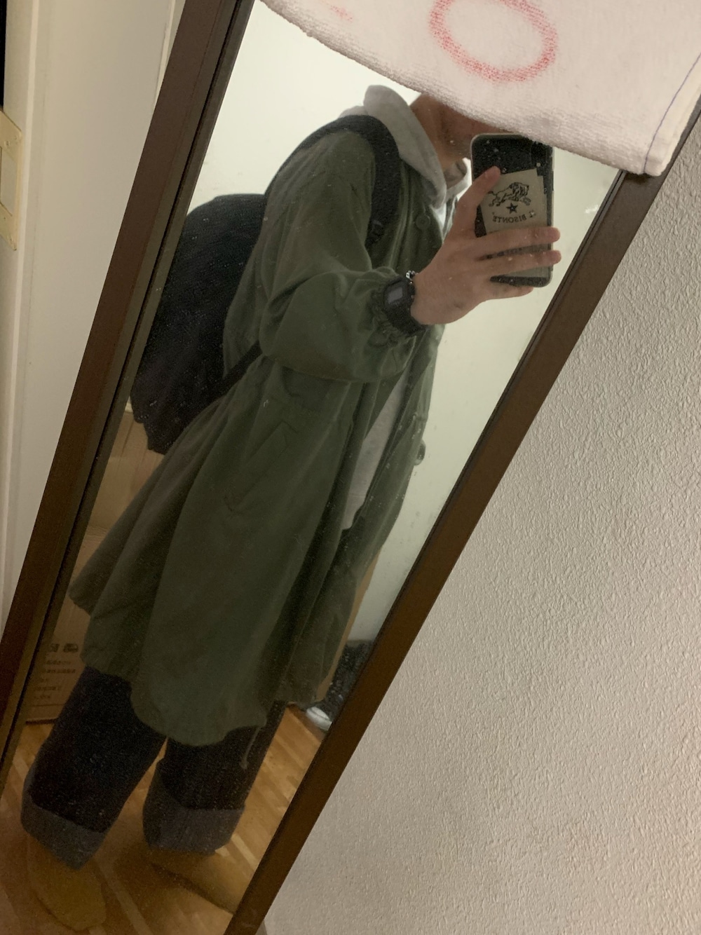 グリーン系のジャケット/アウター、ブルー系のデニムパンツ、オレンジ系のソックス/靴下を着用したメンズの秋コーディネートの1枚目の写真