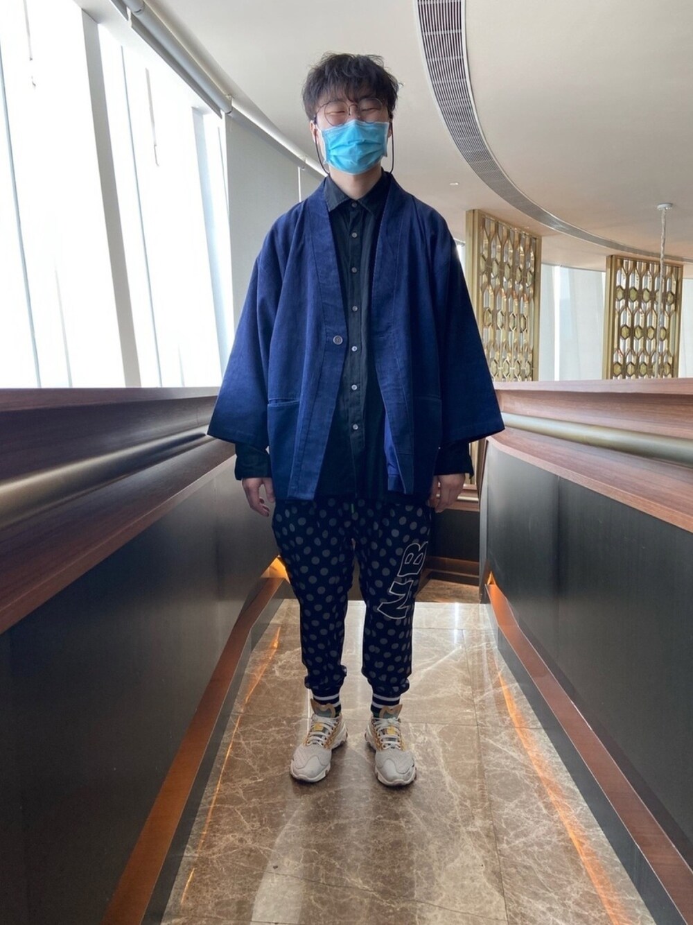 「ootd、秋のコーデ、休日スタイル、FRAPBOIS」｜「Adoon plainの【kutir black】光沢ツイルワイドシャツ（シャツ/ブラウス、ブラック系）」を使った、Mackenzieさん（メンズ・176cm）の秋コーディネートの1枚目の写真