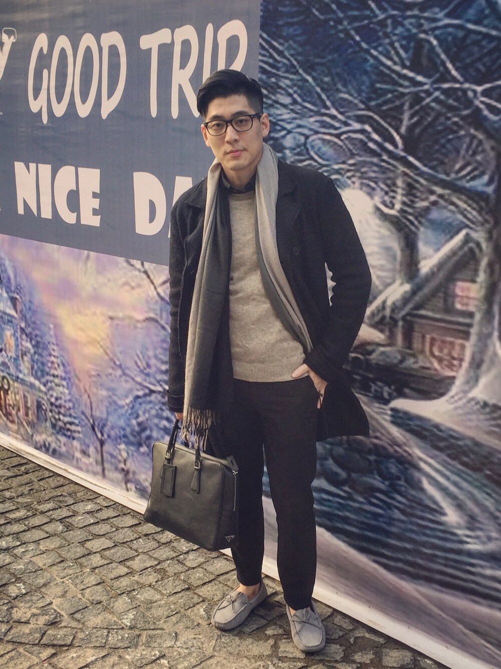 「business casual」｜「PRADAのアイテム（トートバッグ、ブラック系）」を使った、wesleyWさん（メンズ・176cm）の春コーディネートの1枚目の写真