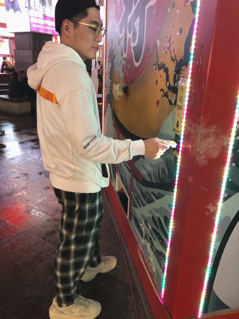 「HERON PRESTONのアイテム（スウェット、ホワイト系）」を使った、wesleyWさん（メンズ・176cm）の春コーディネートの1枚目の写真
