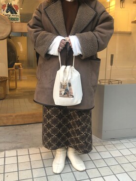 「カフェ巡り」｜「アイテム（ムートンコート）」を使った、NOZOさん（レディース・150cm）の春コーディネート