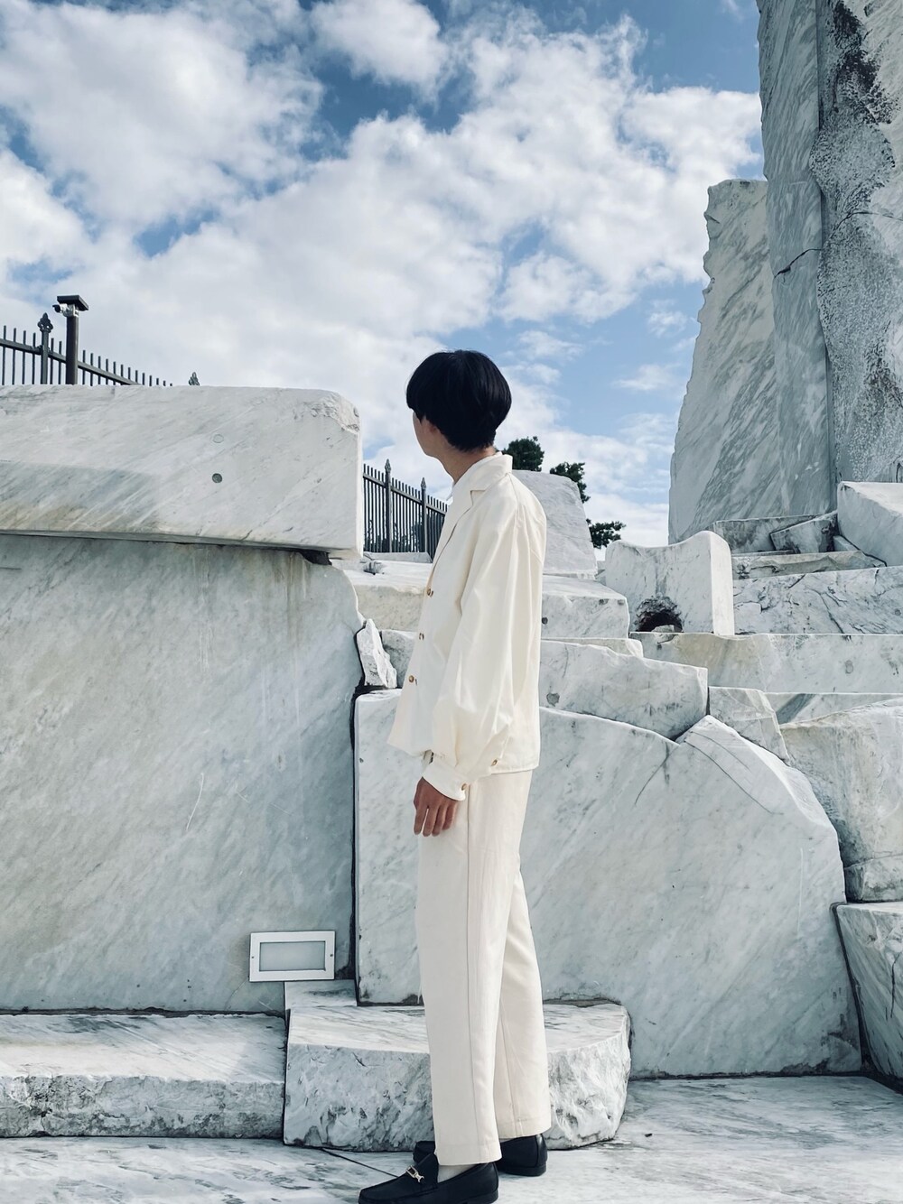 ブラック系のローファーを着用したメンズの秋コーディネートの1枚目の写真