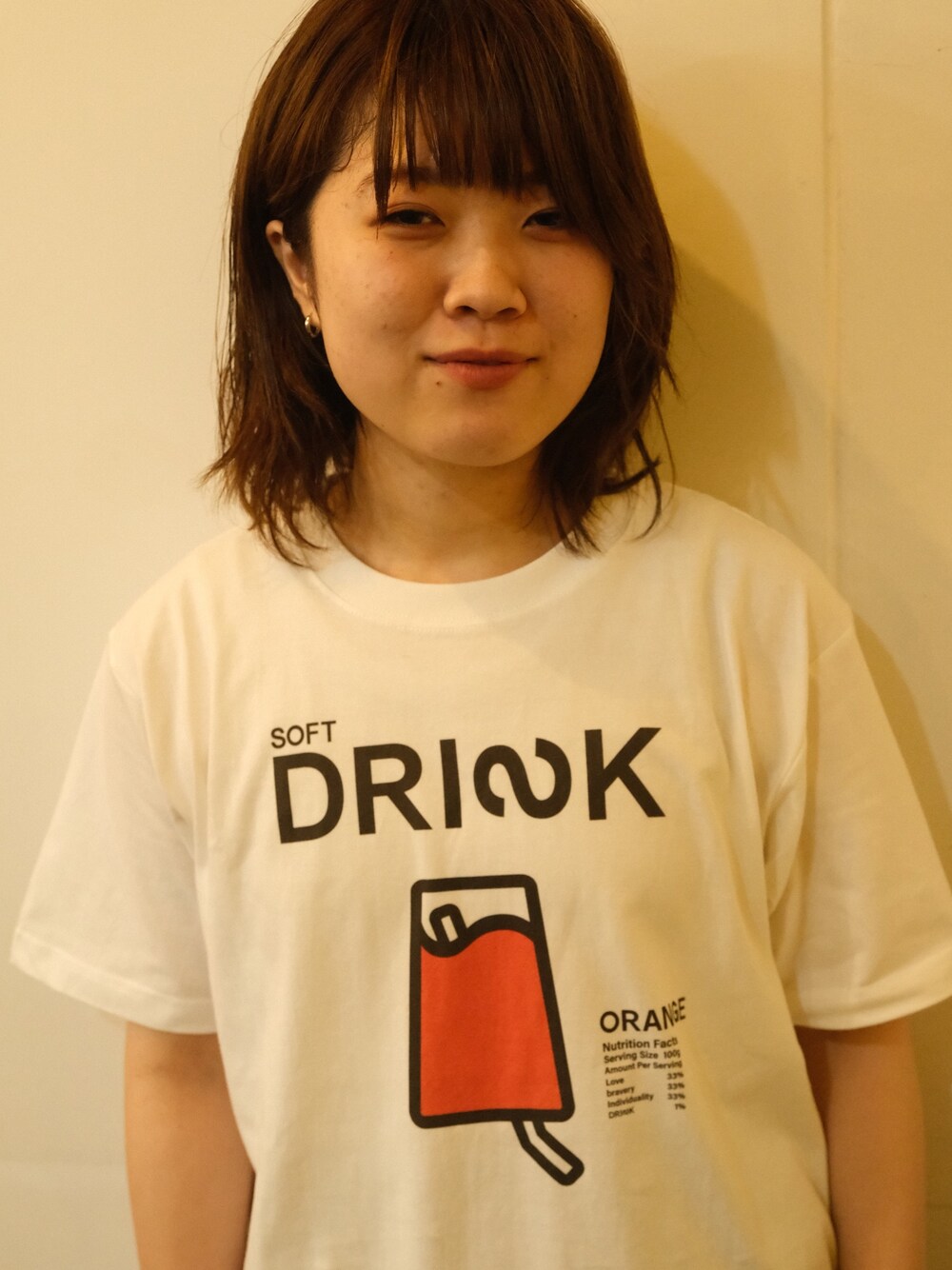 ホワイト系のTシャツ/カットソーを着用したレディースの冬コーディネートの1枚目の写真