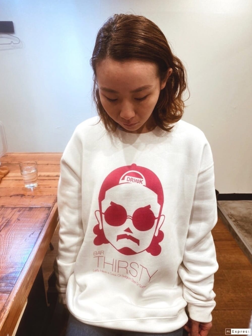 ホワイト系のスウェットを着用したレディースの春コーディネートの1枚目の写真