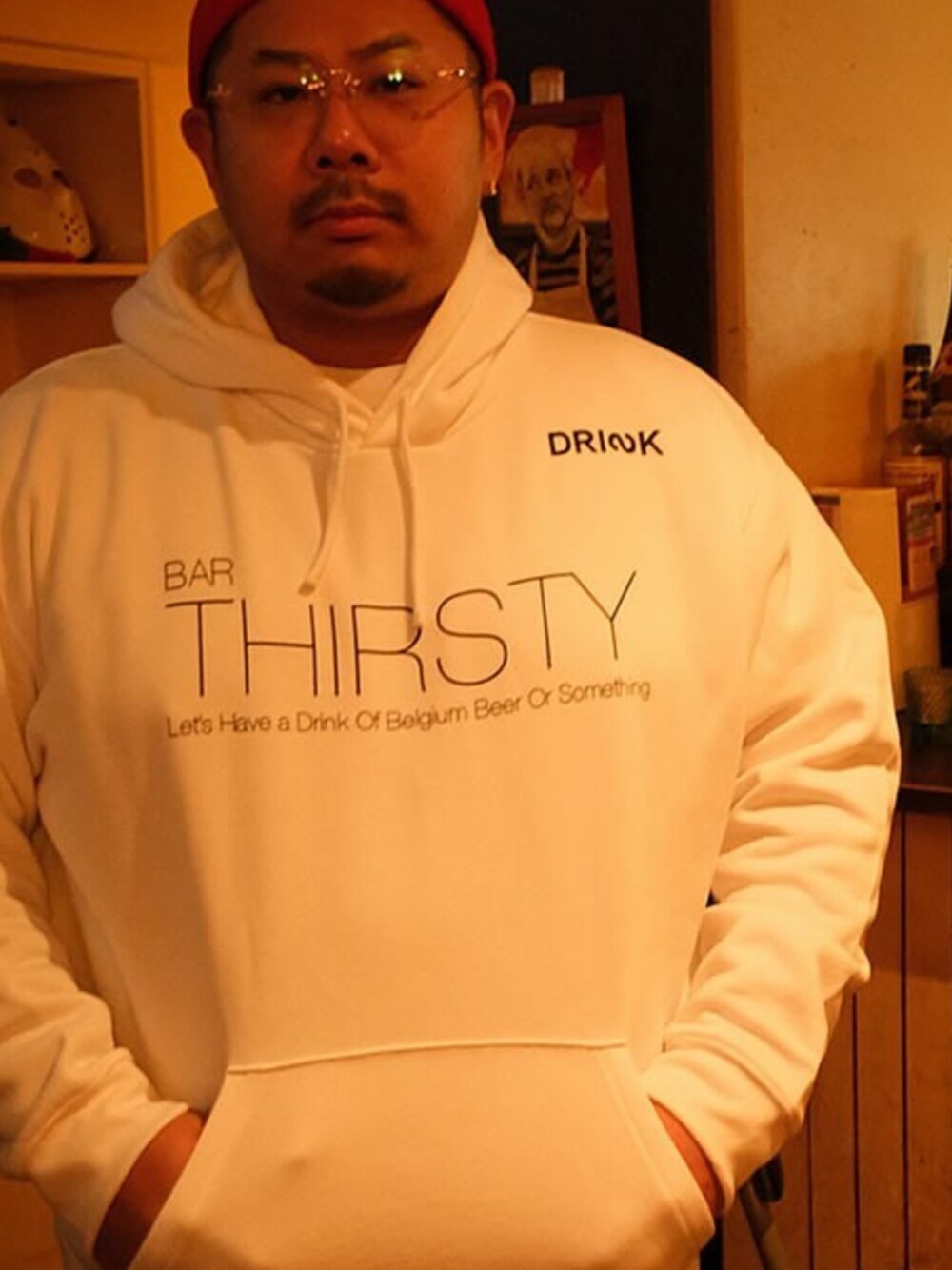 ホワイト系のパーカーを着用したメンズの春コーディネートの1枚目の写真