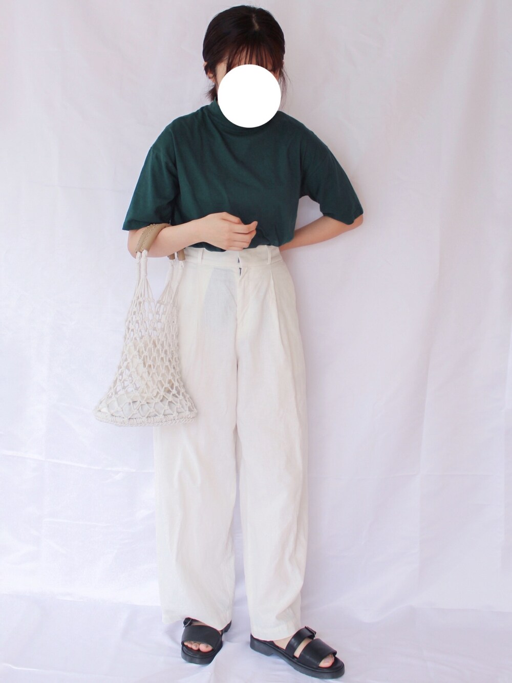 「ラフ、白パンツ、サンダル、夏、低身長、かごバッグ、Tシャツ、グリーン、ハイウエスト、カジュアルコーデ」｜「WEGOのアイテム（Tシャツ/カットソー、グリーン系）」を使った、りつ。さん（レディース・154cm）の夏コーディネートの1枚目の写真