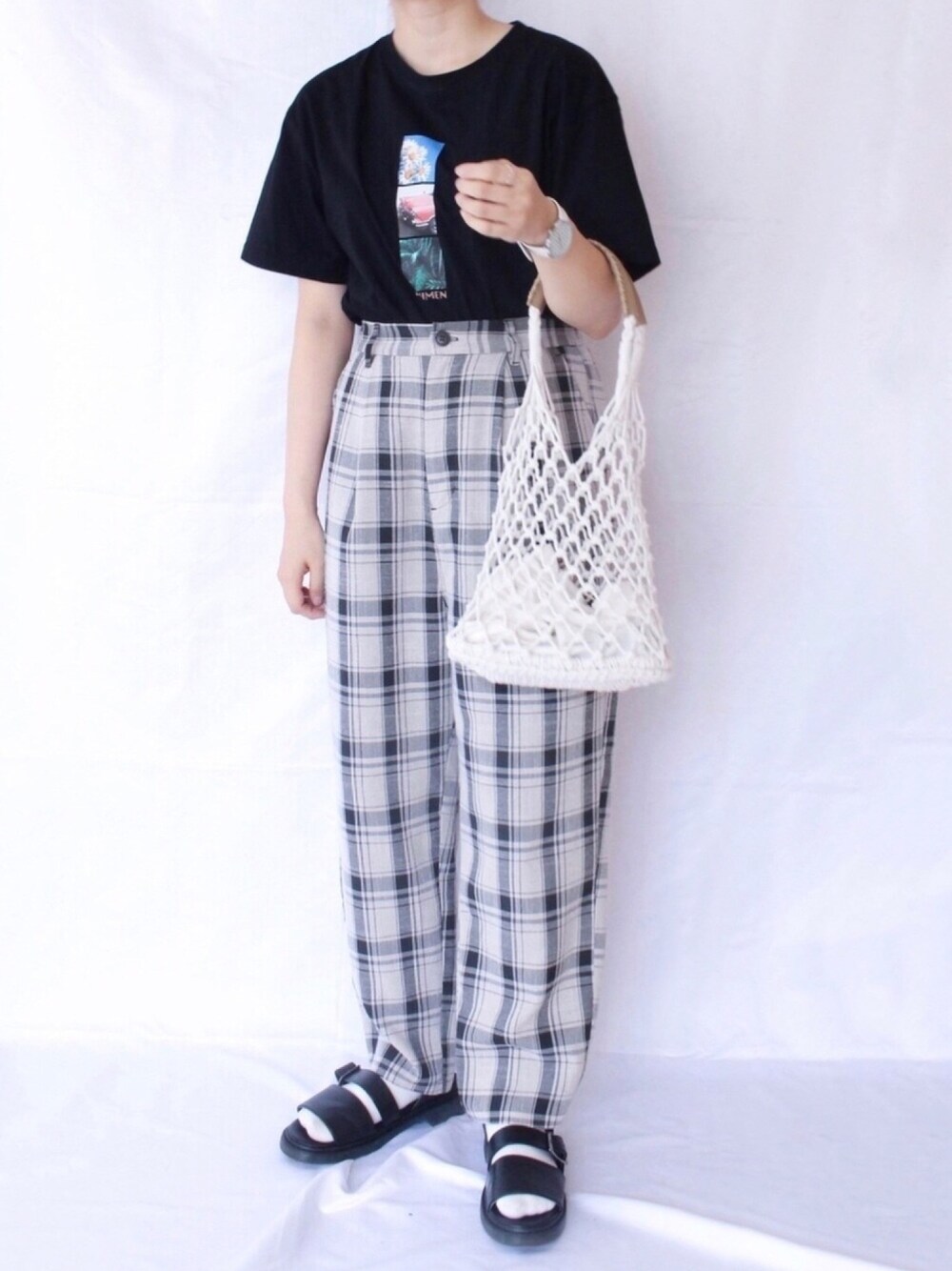 「モノトーン、チェック、サンダルに靴下、プリントT、テーパードパンツ、夏コーデ、ゆるコーデ、シンプルコーデ、サンダル、おしゃれさんと繋がりたい」｜「archivesのコットンネットBAG（かごバッグ、ホワイト系）」を使った、りつ。さん（レディース・154cm）の夏コーディネートの1枚目の写真