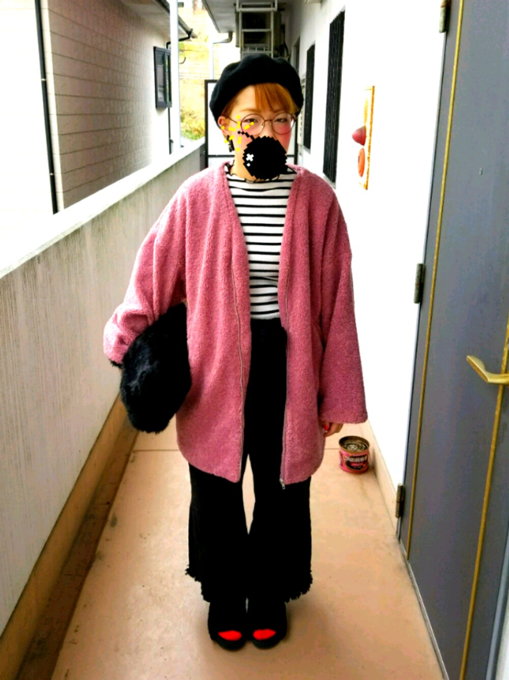 ホワイト系のニット/セーター、ピンク系のダウンジャケット/コート、ブラック系のその他パンツを着用したレディースの冬コーディネートの1枚目の写真