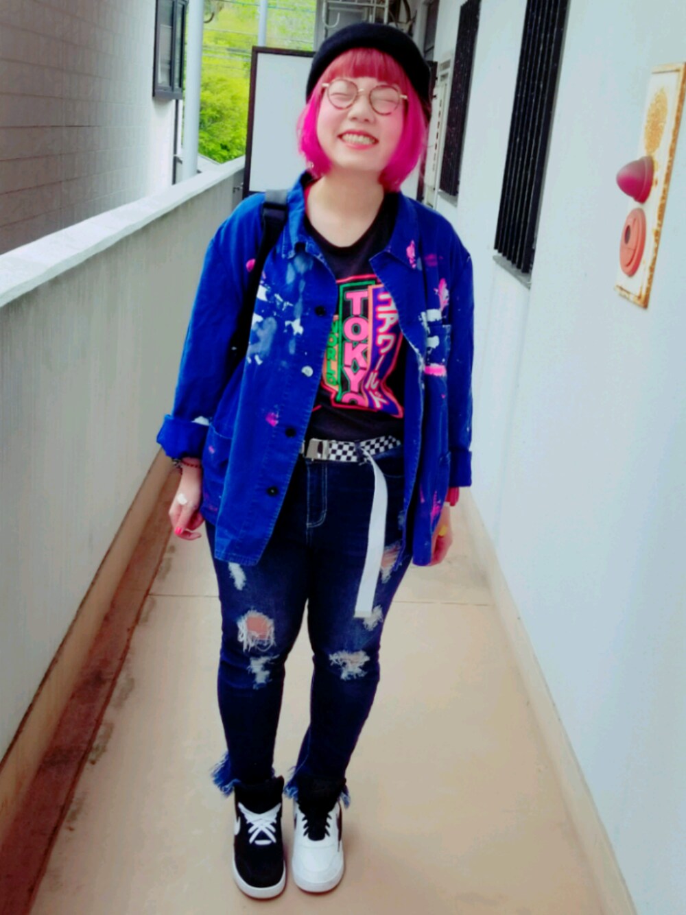 「リメイク、チェッカーフラッグ、ペイント、ピンク髪、ベレー帽×メガネ、ストリート、カタカナ、カタカタ、個性派、ダメージデニムパンツ」｜「repockのアイテム（シャツ/ブラウス、ブルー系）」を使った、もこもこさん（レディース・162cm）の春コーディネートの1枚目の写真