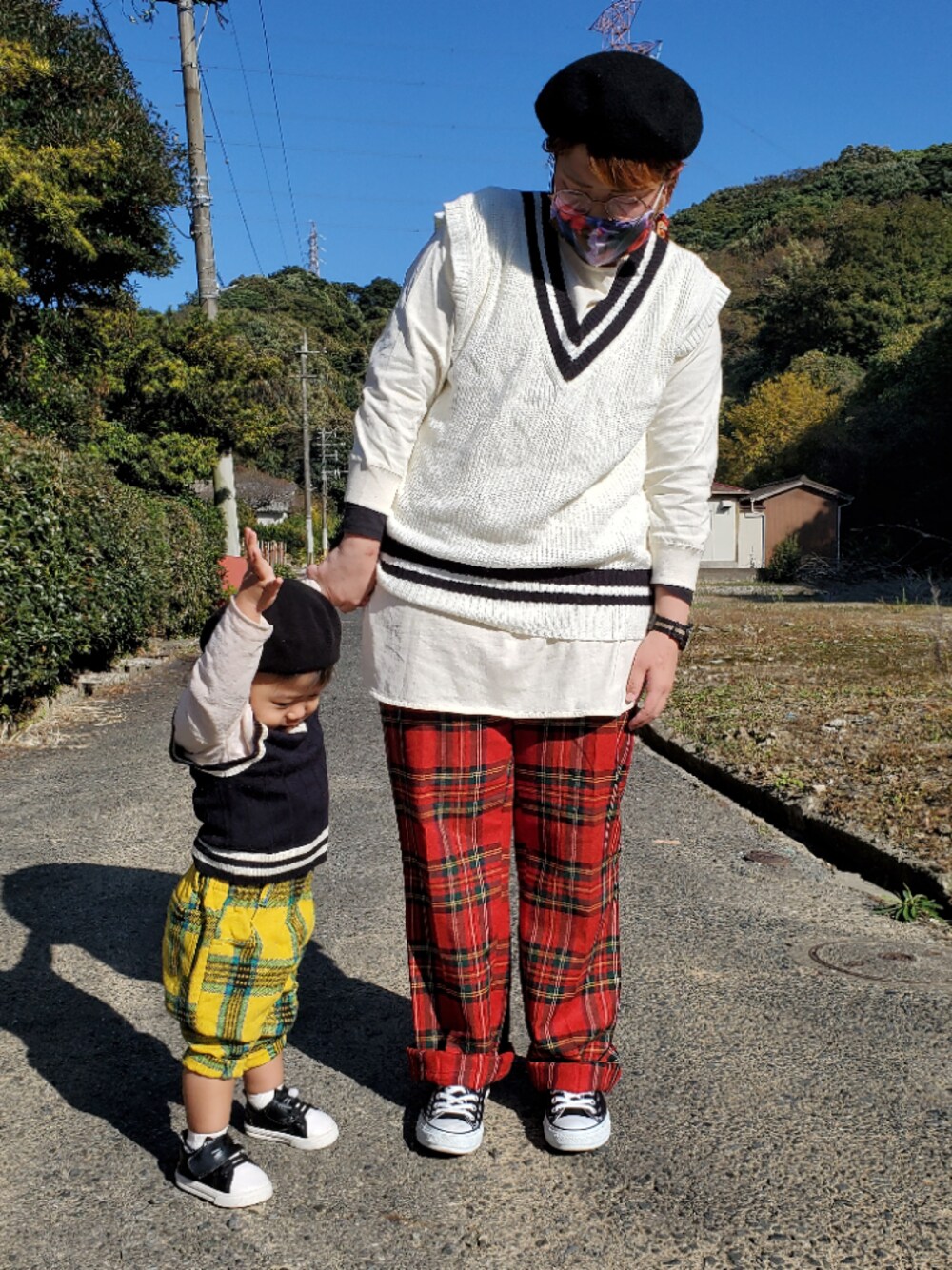 「でぶ、ぽっちゃり、チルデンニットベスト、チェックパンツ、古着、古着MIX、ベレー帽、おやこーで。、親子コーデ、リンクコーデ」｜「CONVERSEの《CONVERSE》ネクスター110　ＯＸ（スニーカー、ブラック系）」を使った、もこもこさん（レディース・162cm）の秋コーディネートの1枚目の写真