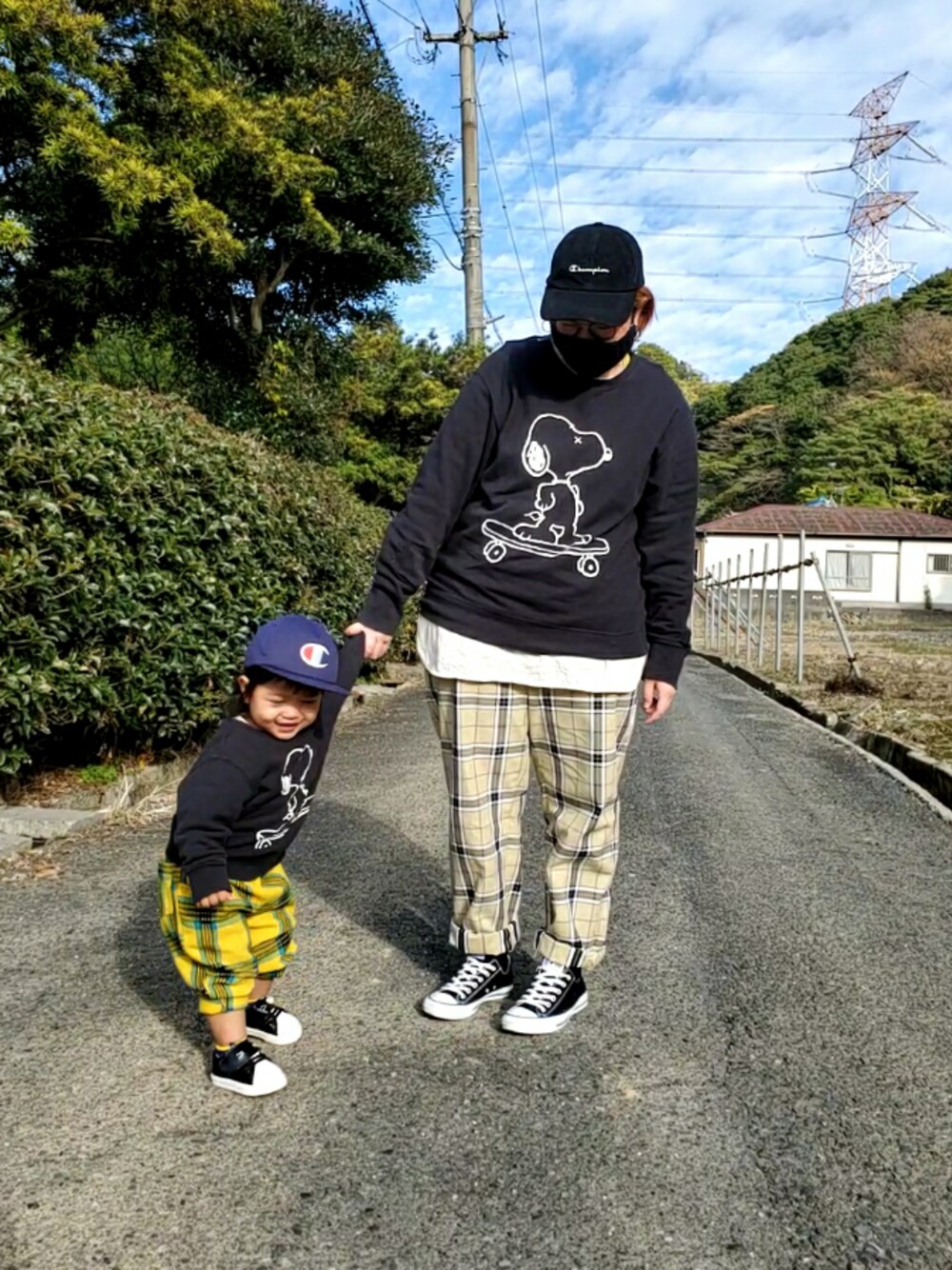 「UNIQLO、ＳＮＯＯＰＹ　、SNOOPY×カウズ、GU、Champion、おやこーで。、リンクコーデ、親子コーデ、親子でおそろい、でぶ」｜「UNIQLOのアイテム（スウェット、ブラック系）」を使った、もこもこさん（レディース・162cm）の冬コーディネートの1枚目の写真