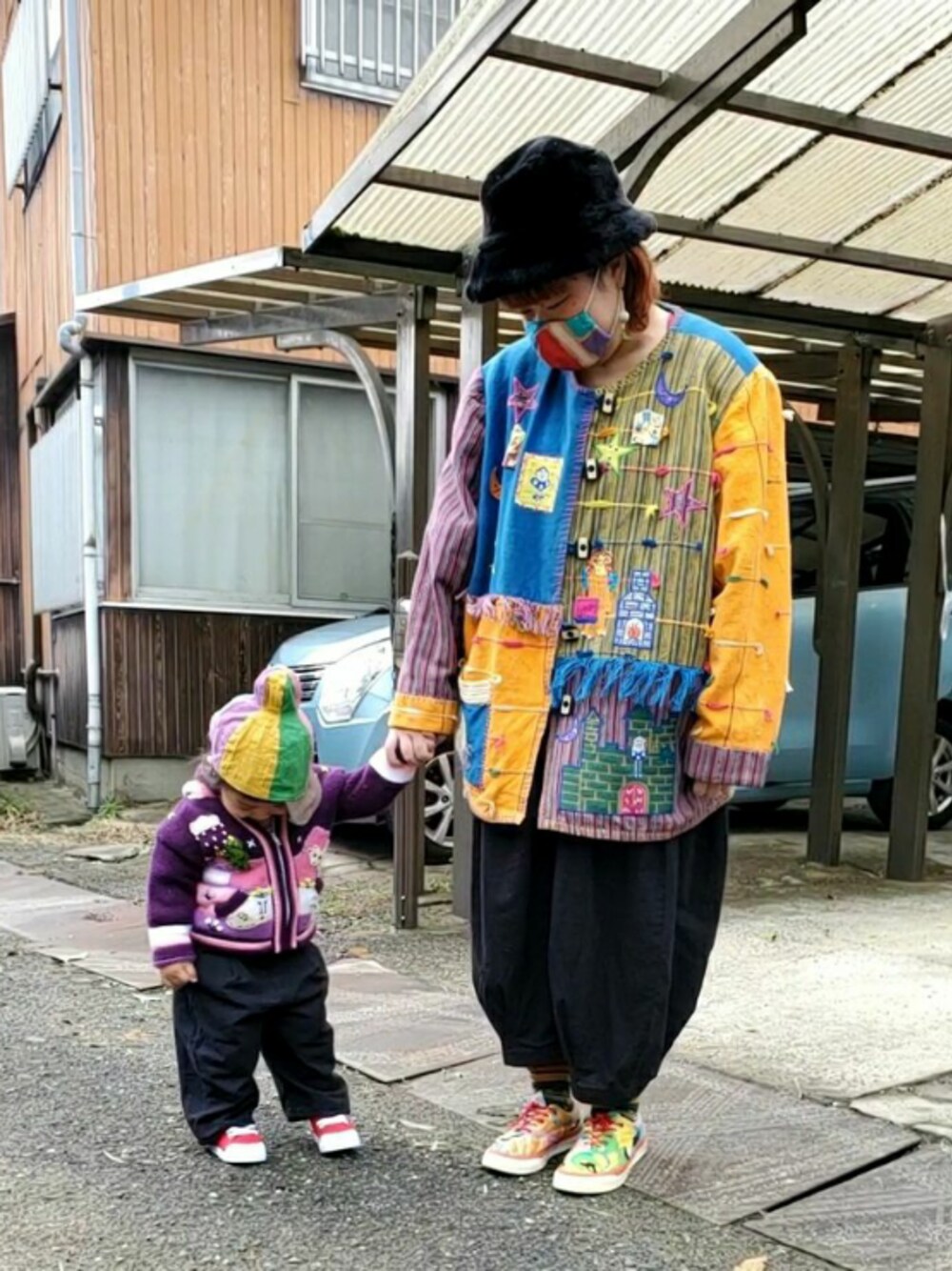 「民族風、親子コーデ、おやこーで。、リンクコーデ、カラフル、古着、古着コーデ、でぶ、ぽっちゃり、個性的」｜「Sunny cloudsのサニークラウズ　冬のアラビアンパンツ（その他パンツ、ブラック系）」を使った、もこもこさん（レディース・162cm）の冬コーディネートの1枚目の写真