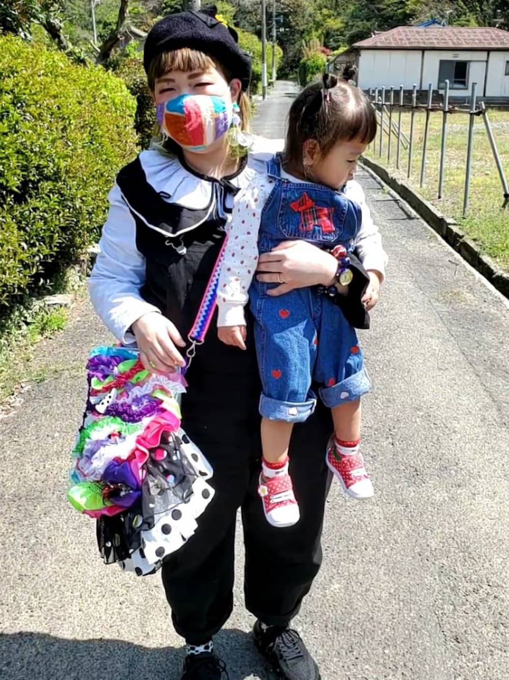 「モノトーン、カラフル、おやこーで。、親子コーデ、リンクコーデ、古着、ピエロ襟、でぶ、ハンドメイド、春コーデ」｜「deco.andのアイテム（ショルダーバッグ、その他）」を使った、もこもこさん（レディース・162cm）の春コーディネートの1枚目の写真