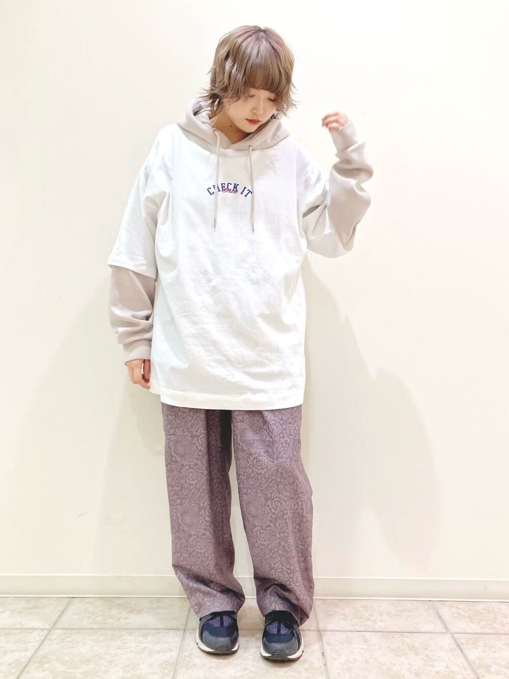 「ペイズリー柄パンツ、ワイドパンツ、春コーデ、レイヤードスタイル、ベージュコーデ、ビッグシルエット、オーバーサイズ、メンズライク、Junred」｜「JUNREDのガールズグラフィックTEE（Tシャツ/カットソー、ホワイト系）」を使った、yukimiさん（レディース・155cm）の春コーディネートの1枚目の写真