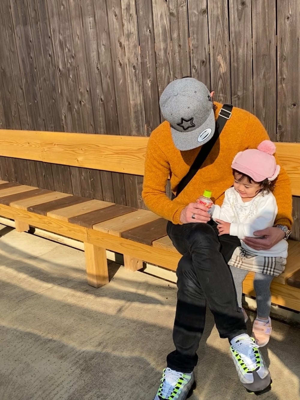 「1歳、ユニクロのレギンス、ヘビロテしても痛まない、イエローグラデ、エアマックス」｜「西松屋のアイテム（キャップ、ピンク系）」を使った、AnnA♡さん（レディース・90cm）の冬コーディネートの1枚目の写真