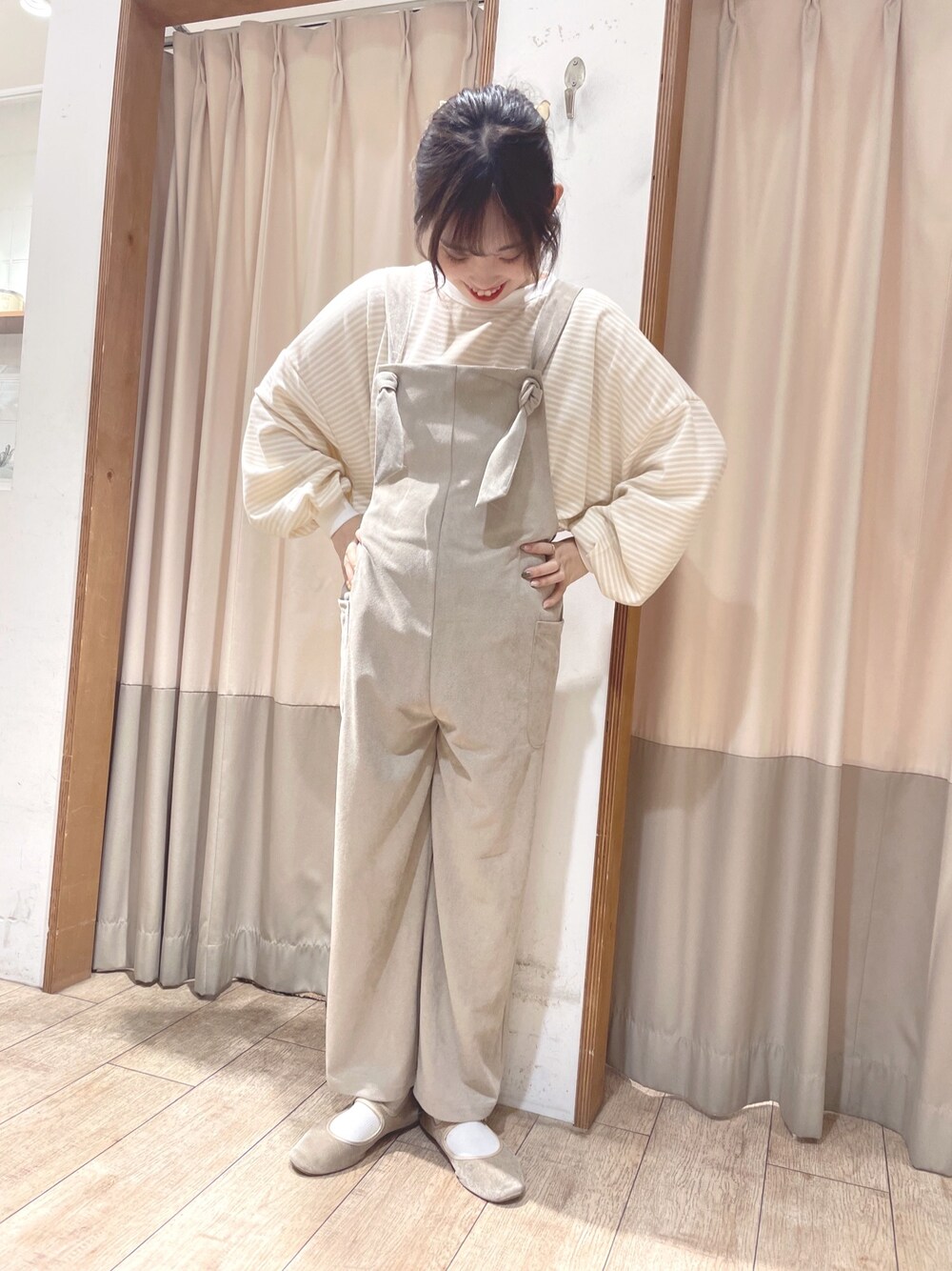 グレー系のサロペット/オーバーオール、ベージュ系のTシャツ/カットソーを着用したレディースの冬コーディネートの1枚目の写真