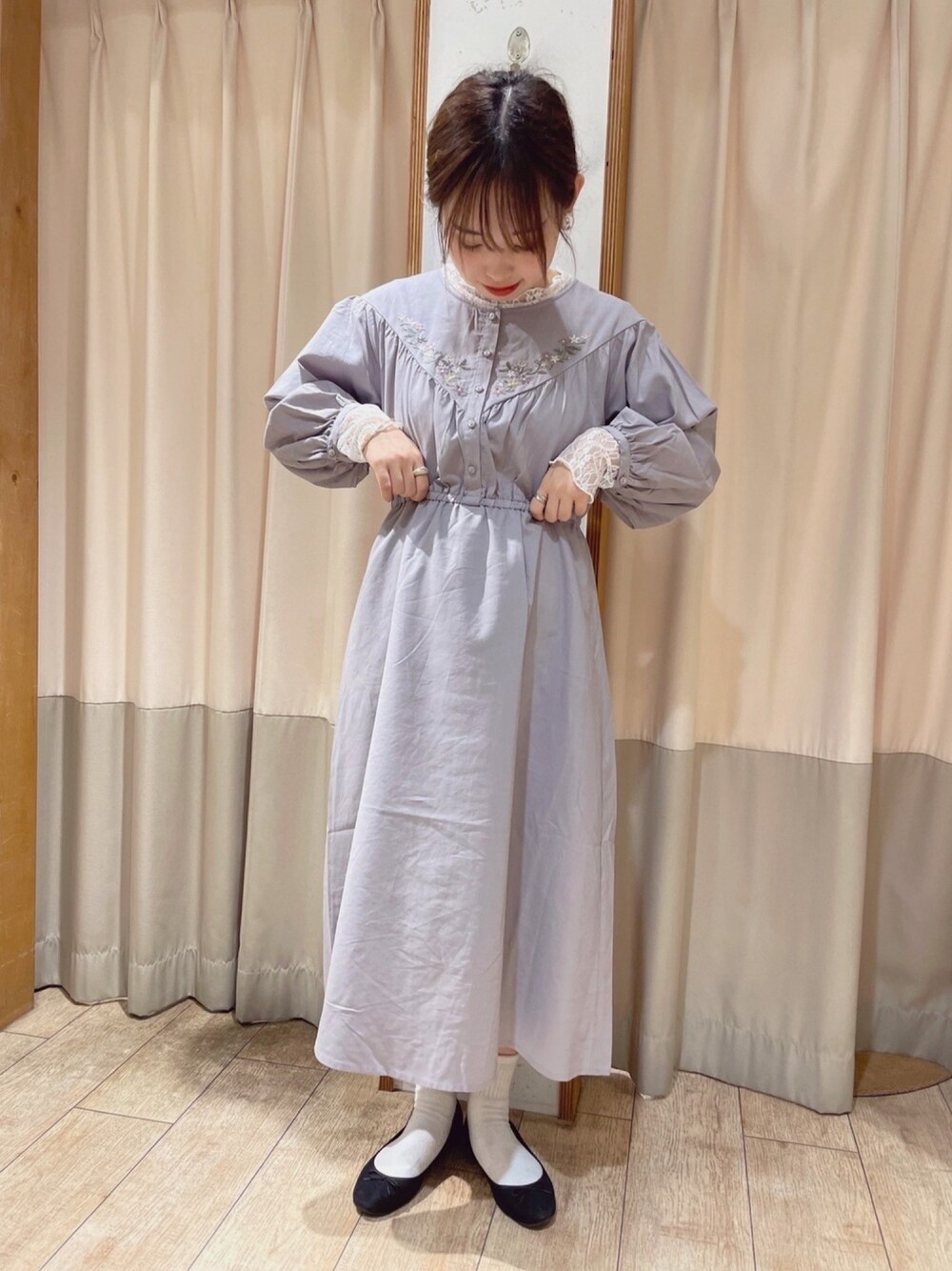 ブルー系のワンピース、ホワイト系のTシャツ/カットソーを着用したレディースの春コーディネートの1枚目の写真