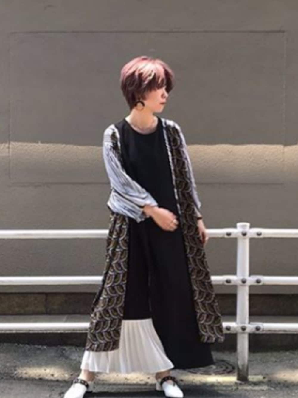 ホワイト系のその他アウターを着用したレディースの春コーディネートの1枚目の写真