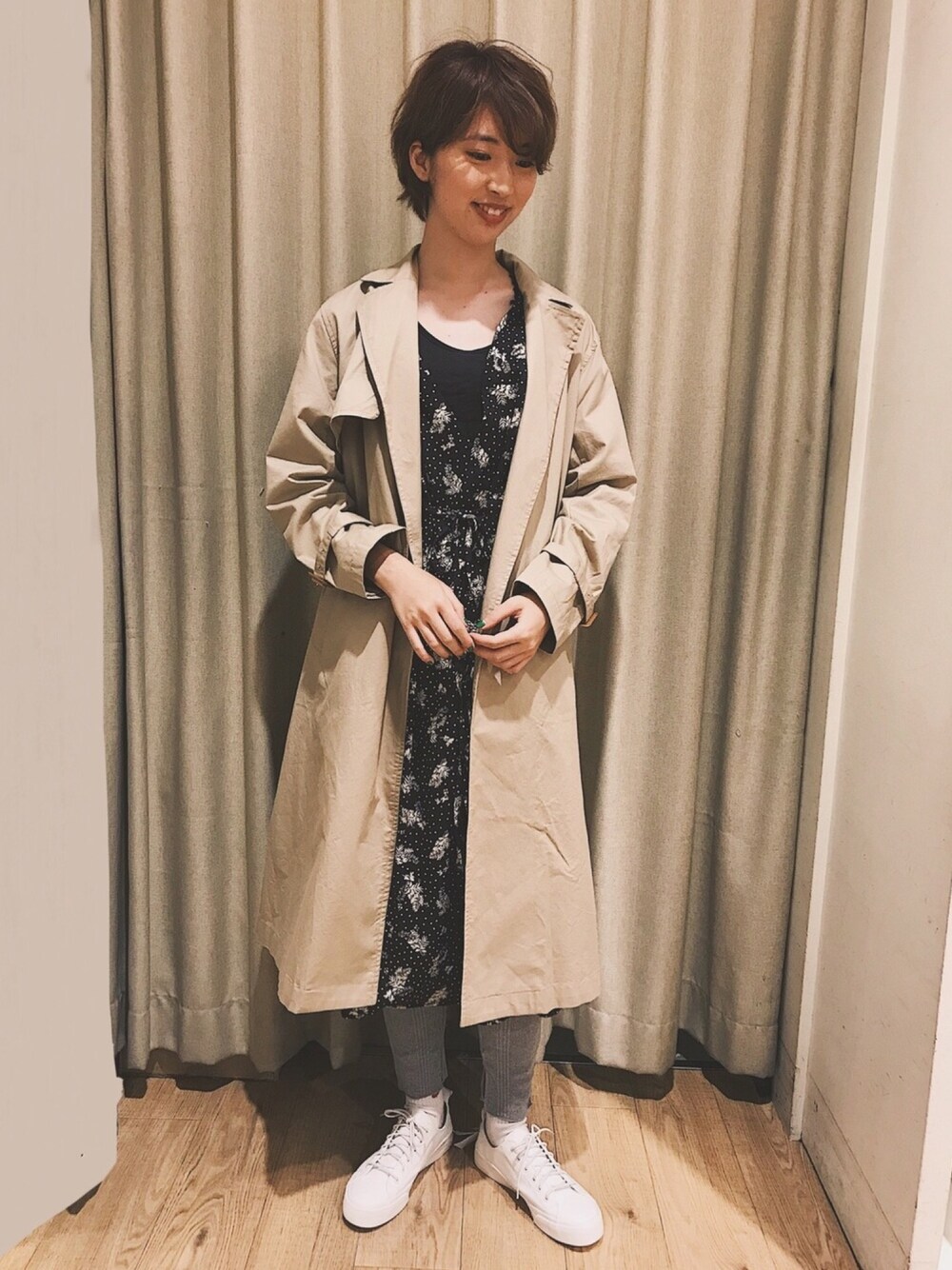 「秋服準備はじめました、シンプルコーデ、ペチパンツ、秋、大人コーデ、ブラウン、お洒落さんとつながりたい、スニーカー、トレンチコート、きれいめカジュアル」｜「studio CLIPのドットフラワーカシュワンピース（ワンピース、ブラック系）」を使った、studio CLIP ジョイナステラス二俣川店さん（レディース・168cm）の秋コーディネートの1枚目の写真