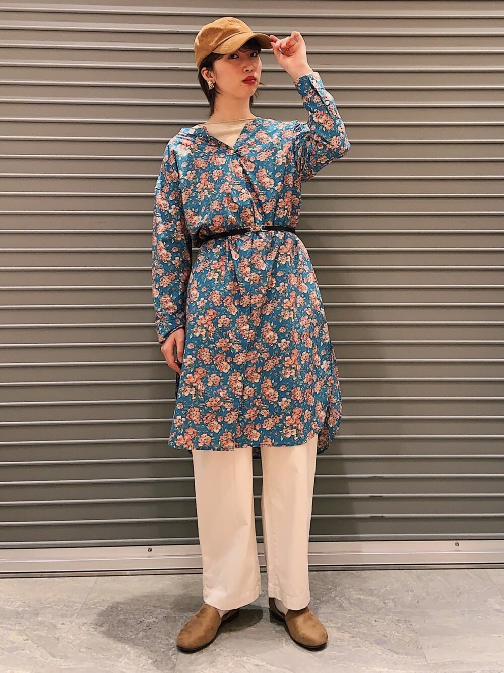 ベージュ系のTシャツ/カットソー、ブルー系のワンピース/ドレス、ベージュ系のその他パンツを着用したレディースの春コーディネートの1枚目の写真